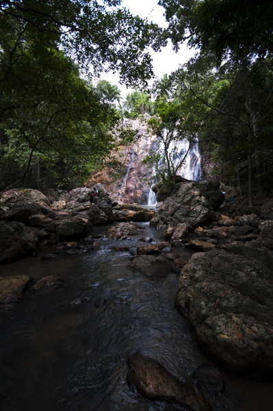 JungleWaterfall1_600px.jpg - Vesiputous viidakossa. Jungle waterfall.